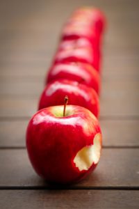 apples-fruit-red-juicy-39028
